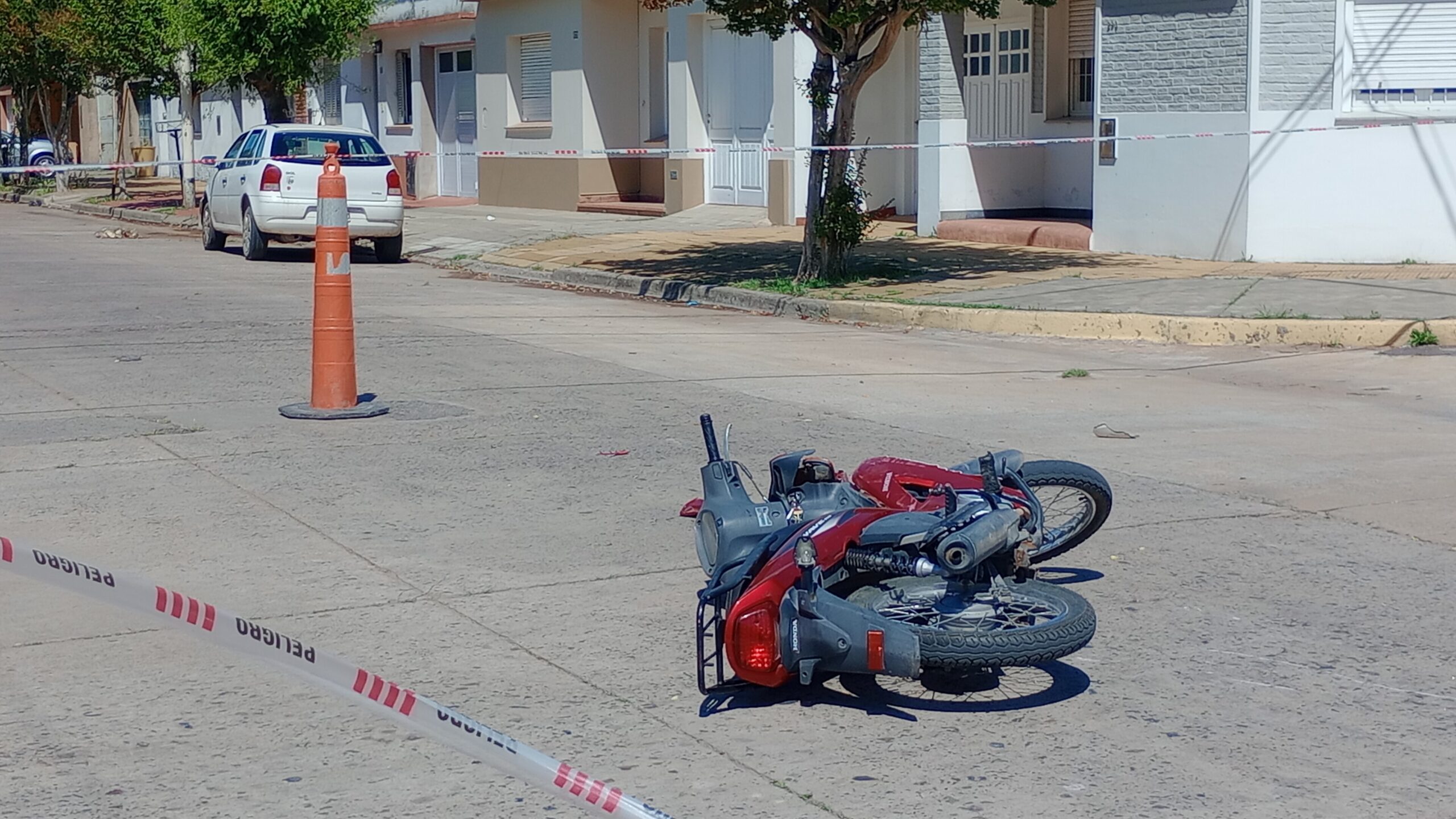 UNA MUJER FUE HOSPITALIZADA TRAS UN CHOQUE ENTRE MOTO Y AUTO EN ...