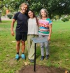 RECOLOCARON EN URDAMPILLETA EL CARTEL QUE SEÑALIZA EL ROBLE EN HOMENAJE AL PADRE OMAR DINELLI