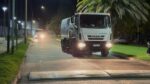 EL MUNICIPIO PIDE QUE LOS VECINOS RETIREN LOS AUTOS PARA QUE TRABAJE CORRECTAMENTE LA BARREDORA