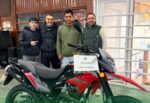 ES DE HENDERSON EL GANADOR DE LA PRIMERA MOTO QUE SORTEÓ LA SOCIEDAD RURAL